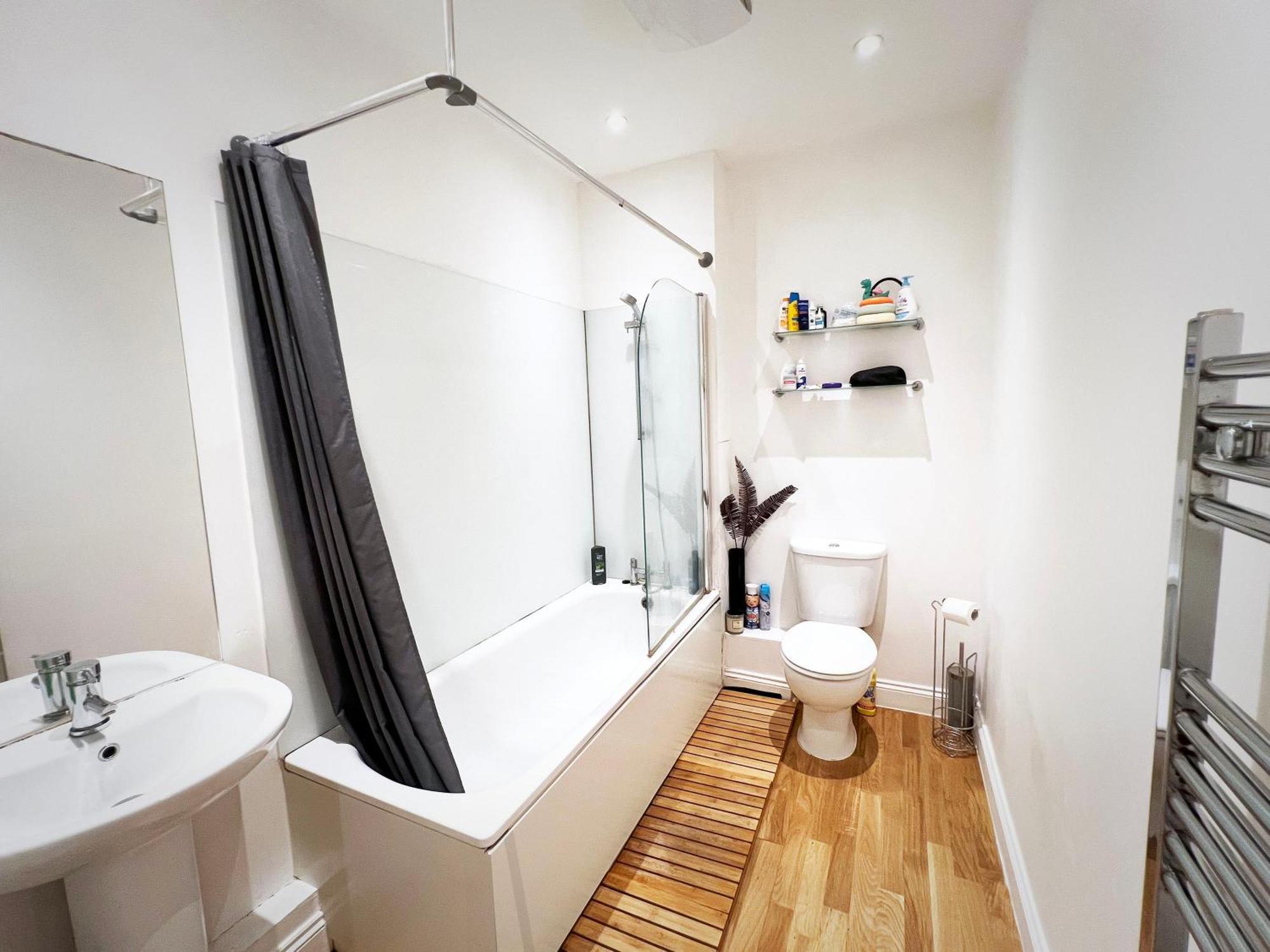 Bedroom 2, Queens Road * Londra